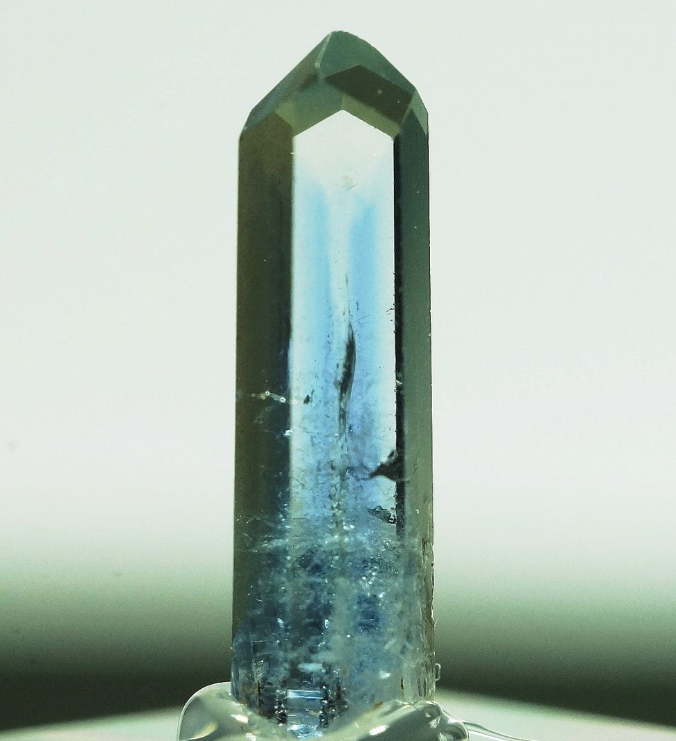 ジェレメジェバイトの宝石質標本