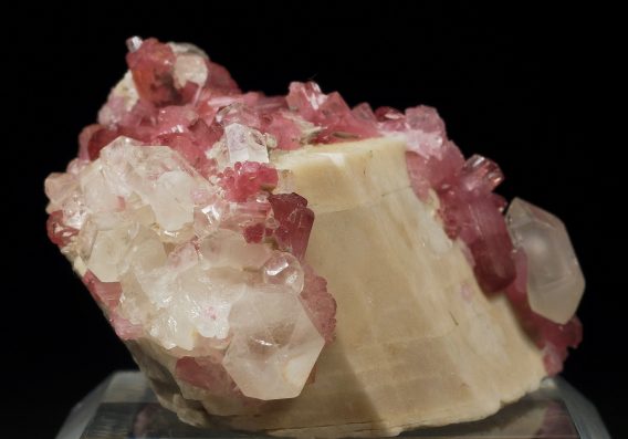 ミャンマー産ルべライトの長石結晶の上の多数のルべライトと水晶。希少で綺麗な高品質標本