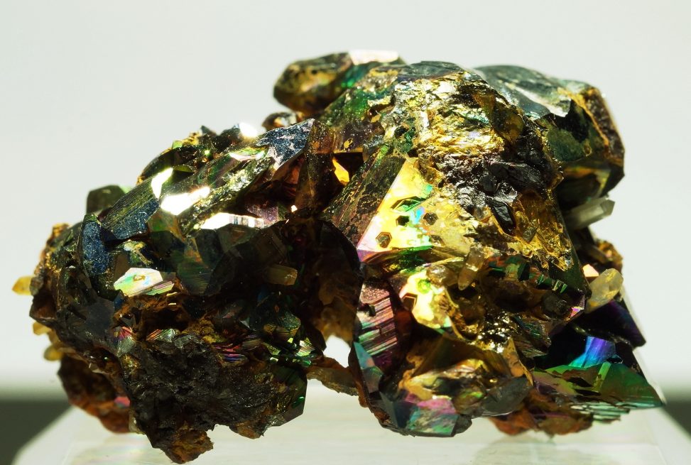 イタリア産レインボーヘマタイトの水晶が共生した綺麗な標本