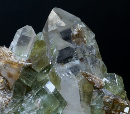 ポルトガル・パナスケイラ鉱山産アパタイト付き水晶の綺麗な標本です。