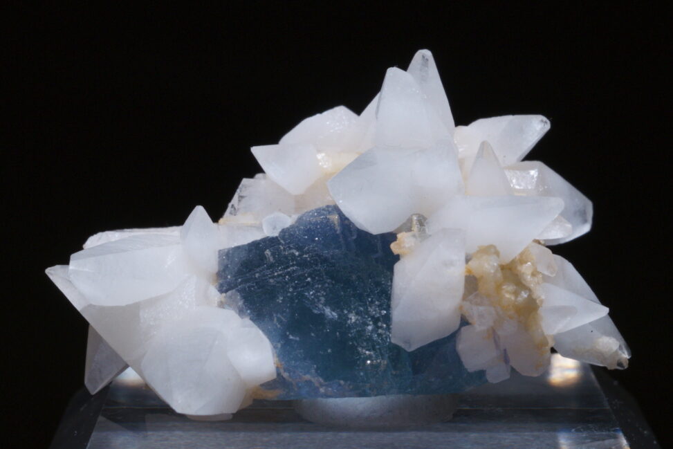 中国ヤオガンシャン鉱山産フローライト/カルサイトの綺麗な標本