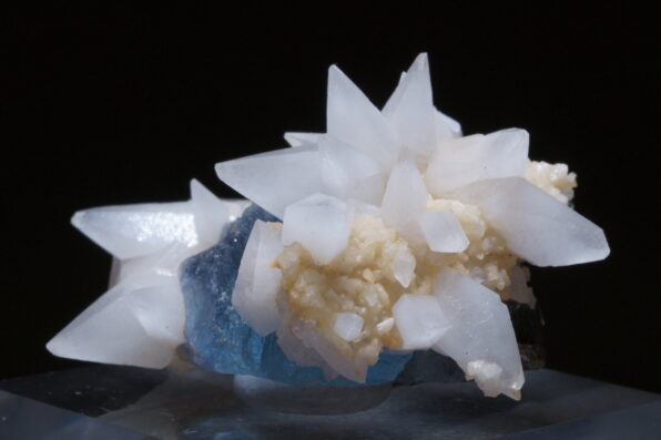 中国ヤオガンシャン鉱山産フローライト/カルサイトの綺麗な標本